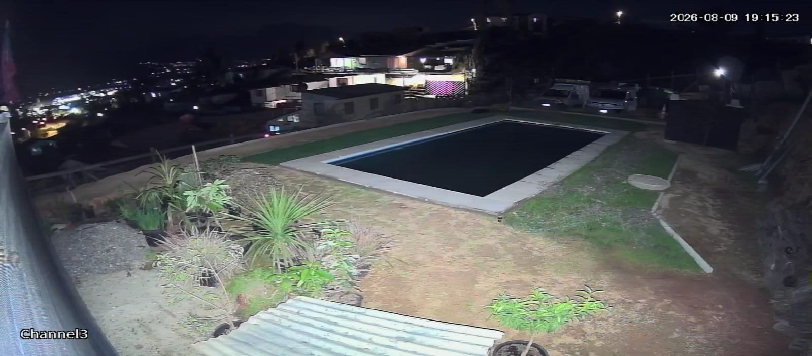 Cámara de seguridad Vigilancia Segura, vista diurna de piscina y patio